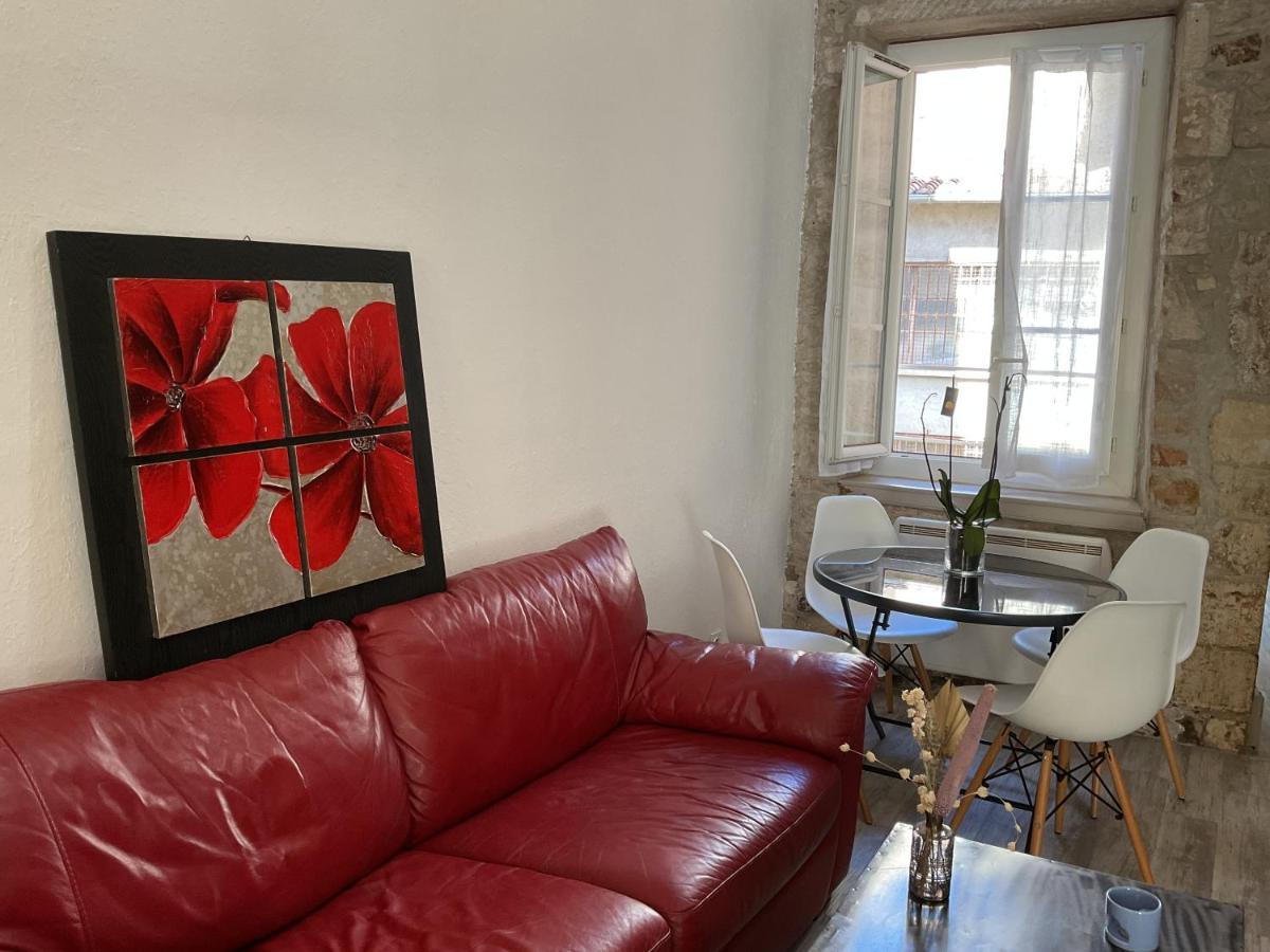 Place Aux Herbes Apartment Nimes Bagian luar foto