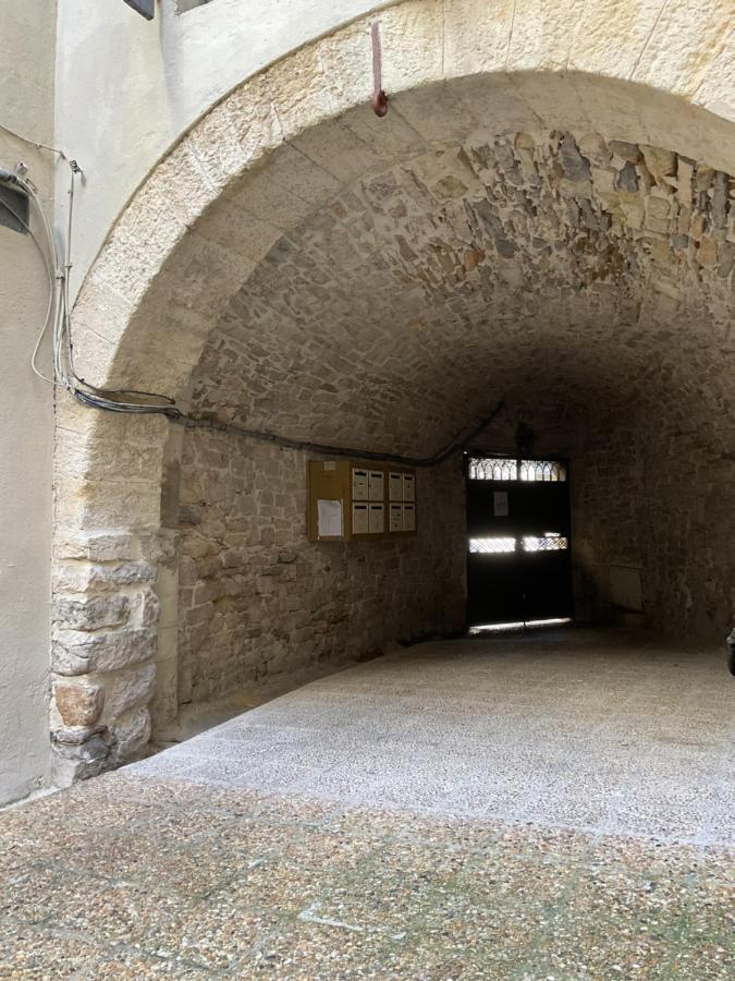 Place Aux Herbes Apartment Nimes Bagian luar foto