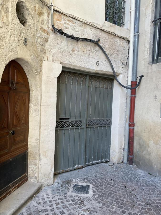 Place Aux Herbes Apartment Nimes Bagian luar foto