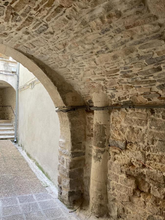 Place Aux Herbes Apartment Nimes Bagian luar foto