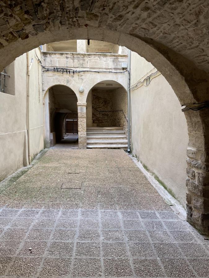 Place Aux Herbes Apartment Nimes Bagian luar foto